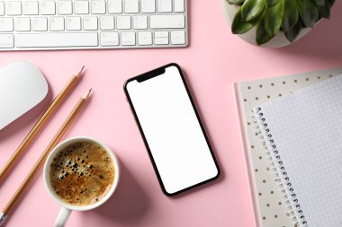 Telefonu boş ekran, üst görünümü olan işyeri