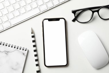 Telefonu boş ekran, üst görünümü olan işyeri