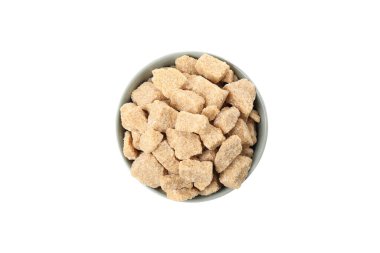 Beyaz arka planda izole edilmiş kahverengi şeker dilimli kase