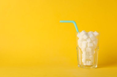 Şeker küplü bardak ve sarı arka planda saman, boşluk