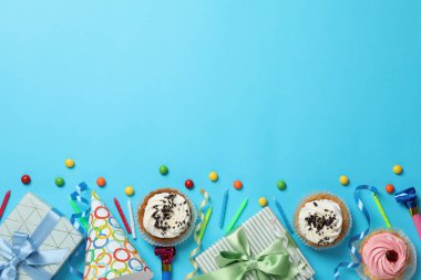 Mavi sırtta farklı doğum günü aksesuarları olan kompozisyon