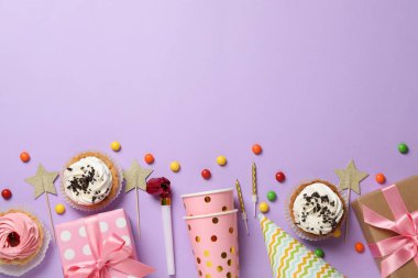 Menekşe arka tarafında farklı doğum günü aksesuarları olan kompozisyon