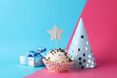 Hediye kutusu, doğum günü şapkası ve iki tonlu kek, boşluk