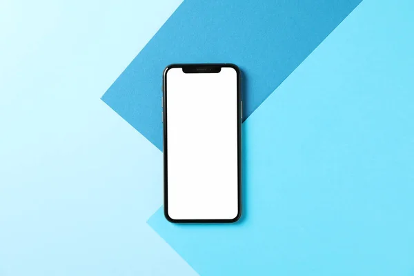 Telefon s prázdnou obrazovkou na tříbarevném pozadí, horní pohled — Stock fotografie