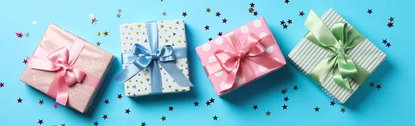 Geschenkboxen auf blauem Hintergrund, Draufsicht und Platz für Text — Stockfoto