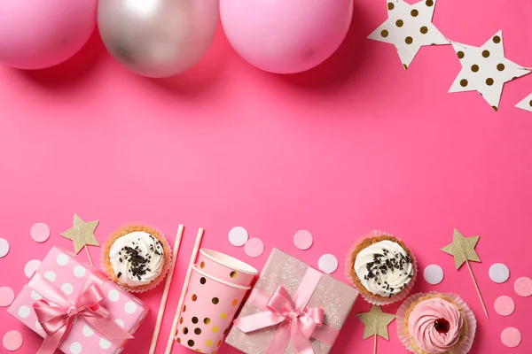 Composizione con diversi accessori di compleanno su backgrou rosa — Foto Stock