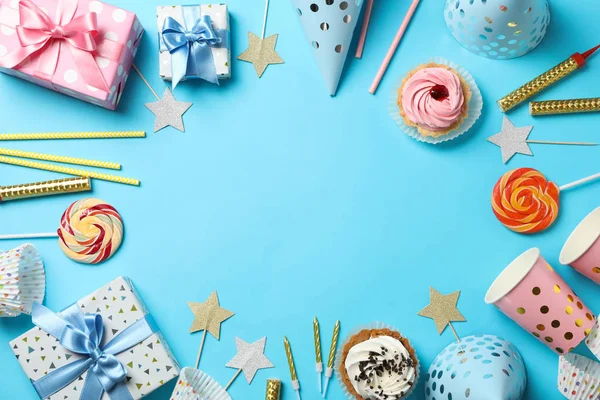 Komposition mit Geschenkschachteln und Geburtstagsaccessoires auf blauem Bac — Stockfoto