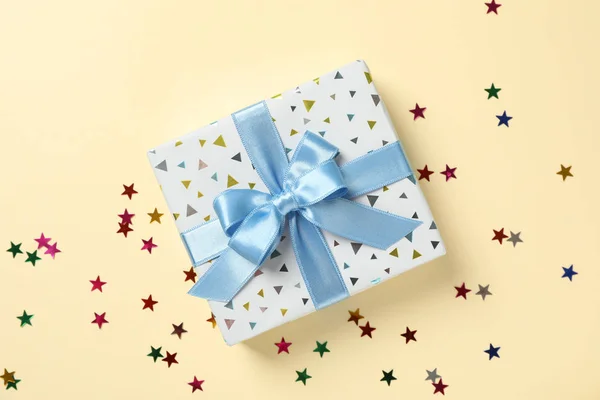 礼品盒和星光灿烂的色彩背景，顶视图 — 图库照片