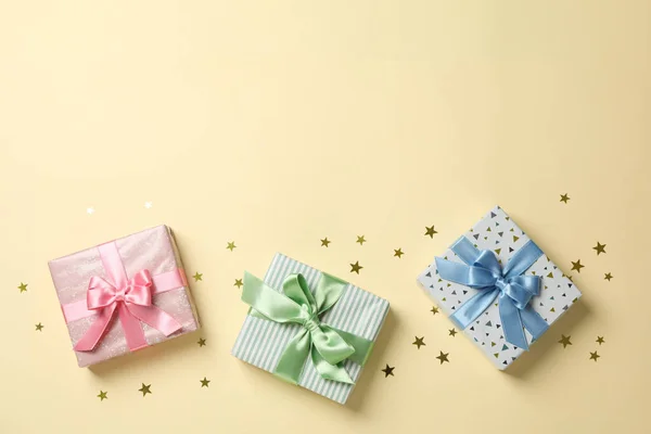 Renk arkaplanı, üst görünüm ve metin için alan hediye kutuları — Stok fotoğraf