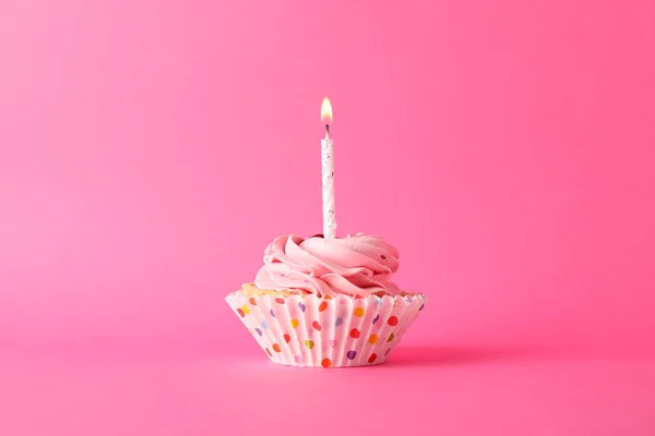 Cupcake με κερί σε ροζ φόντο, χώρος για κείμενο — Φωτογραφία Αρχείου