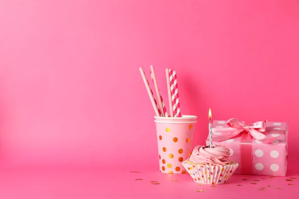 Komposition mit Cupcake und Geschenkbox auf rosa Hintergrund, Raum — Stockfoto