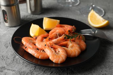 Gri arka planda lezzetli karidesli kompozisyon, kapat.