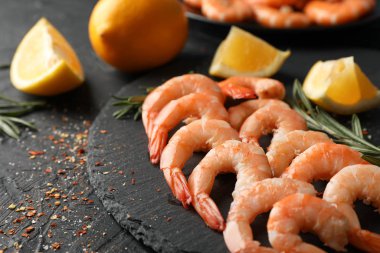 Siyah arka planda lezzetli karidesli kompozisyon, kapat.