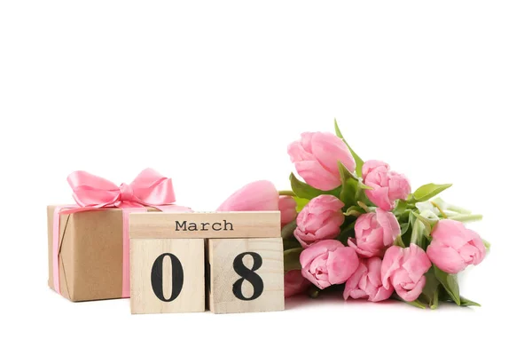 白に隔離されたチューリップ、木のカレンダー、ギフトボックスの花束 — ストック写真