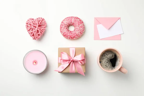 Flat lay com xícara de café, donut, presente, vela, envelope e h — Fotografia de Stock