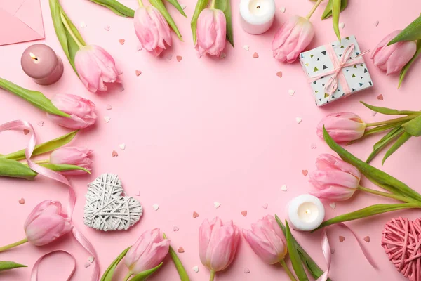 Komposition mit Tulpen auf rosa Hintergrund, Platz für Text — Stockfoto