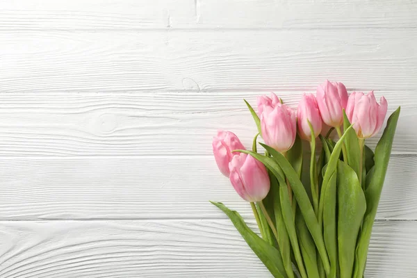 Tulipanes sobre fondo blanco de madera, espacio para texto — Foto de Stock