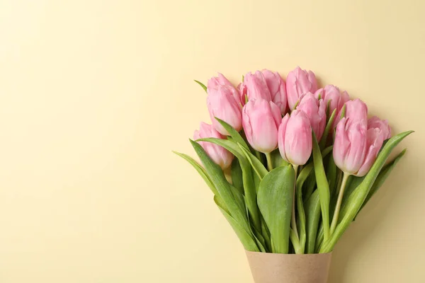 Tulipanes en papel artesanal sobre fondo beige, espacio para texto — Foto de Stock
