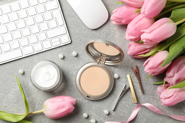 Gri arka planda pembe laleli kompozisyon, üst görünüm