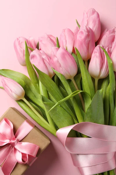 Bukiet tulipanów i pudełko na różowym tle, widok z góry — Zdjęcie stockowe