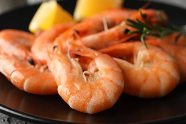 Plate with delicious cooked shrimps, close up — Stock Photo, Image