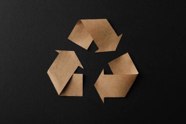 Siyah arkaplanda geri dönüşüm işareti, üst görünüm