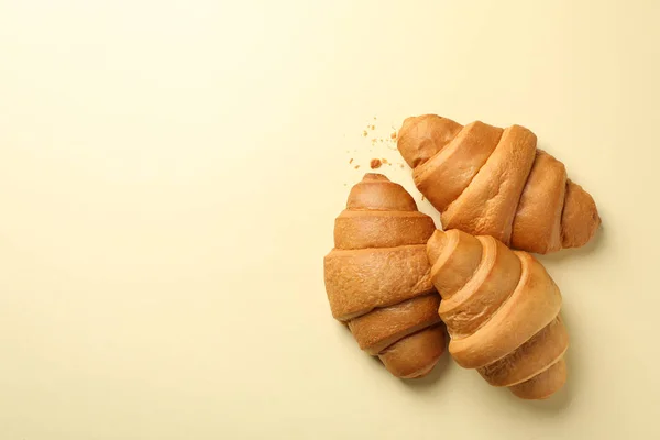 Croissants al horno sobre fondo beige, vista superior — Foto de Stock