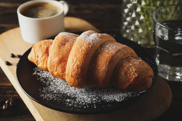 Komposition mit köstlichem Croissant auf Holzgrund, schließen — Stockfoto