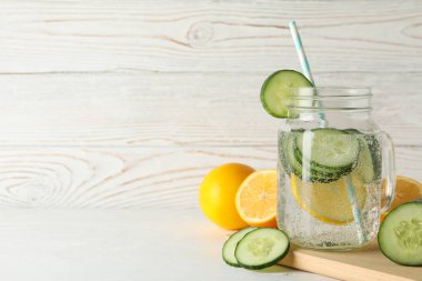 İçinde salatalık suyu olan cam kavanoz, metin için boşluk