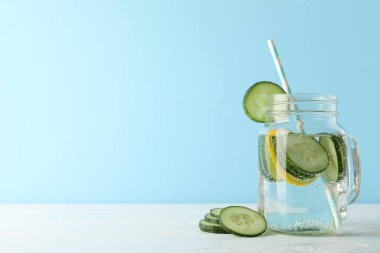 Beyaz masada salatalık suyu bulunan cam kavanoz, metin için boşluk