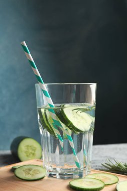 Tahtada salatalık suyu olan cam, kapat.