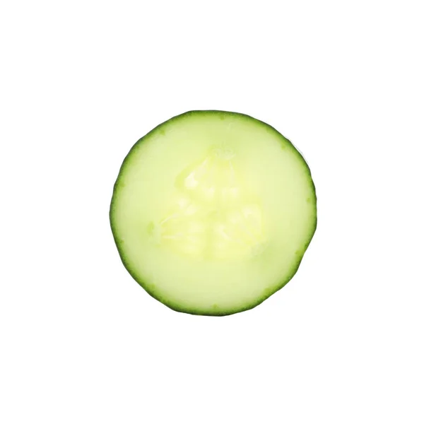 Fatia de pepino verde isolada no fundo branco — Fotografia de Stock