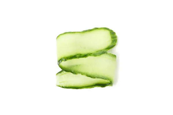 Beyaz arkaplanda izole edilmiş yeşil salatalık dilimi — Stok fotoğraf