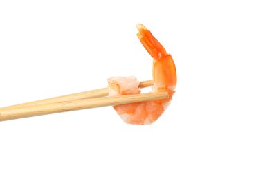 Beyaz arka planda karidesli yemek çubukları