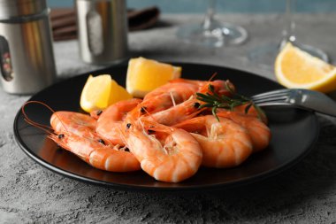 Gri arka planda lezzetli karidesli kompozisyon, kapat.