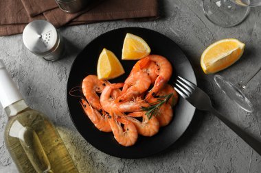 Gri arka planda lezzetli karidesli kompozisyon, üst manzara