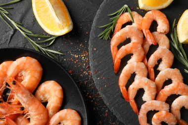 Siyah arka planda lezzetli karidesli kompozisyon, üst görünüm