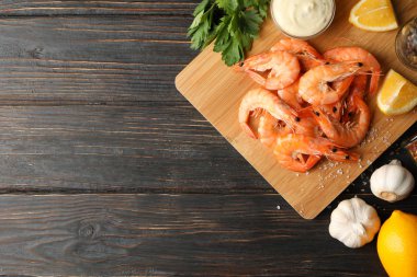 Ahşap arka planda lezzetli karidesli kompozisyon.