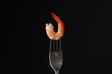 Siyah arkaplanda karidesli çatal, yaklaş.