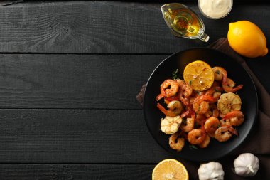 Ahşap arka planda lezzetli karidesli kompozisyon.