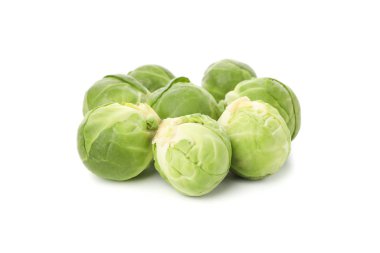 Brüksel lahanası yığını beyaz arka planda izole edilmiş.