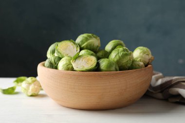 Ağaç arka planda Brüksel lahanası filizlenir, yakın plan.