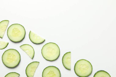 Beyaz zemin üzerinde taze salatalık dilimleri, üst görünüm