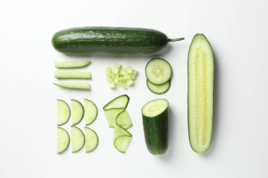 Beyaz zemin üzerinde salatalık ile düz uzandı, üst görünüm