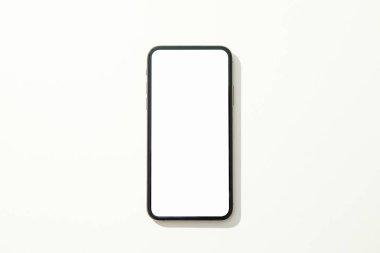 Beyaz arkaplanda boş ekranlı telefon, üst görünüm