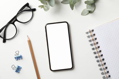 Telefonu boş ekran, üst görünümü olan işyeri