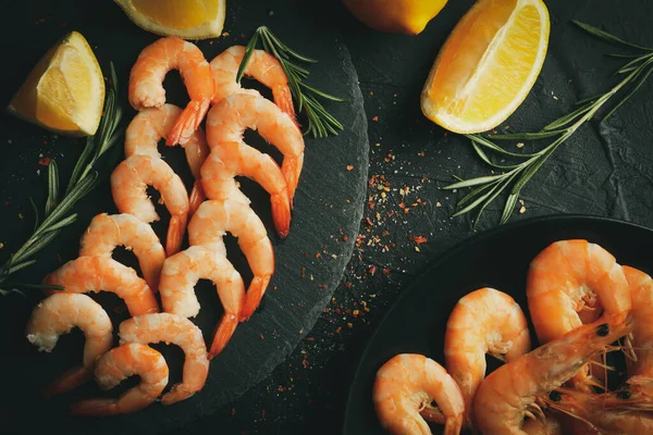 Composition with delicious shrimps on black background, close up — 스톡 사진