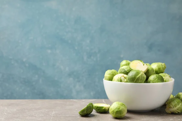 Schüssel mit Rosenkohl auf grauem Tisch, Platz für Text — Stockfoto