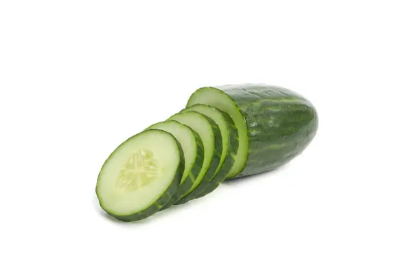 Pepino verde picado aislado sobre fondo blanco — Foto de Stock