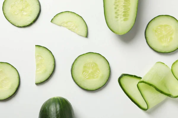 Rodajas de pepino fresco sobre fondo blanco, vista superior —  Fotos de Stock